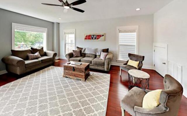 Nashville Duplex Home by RedAwning