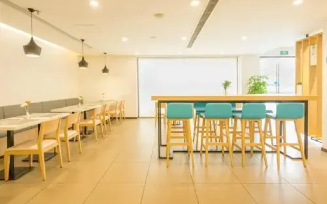 Hanting Express Rudong Wenfeng World