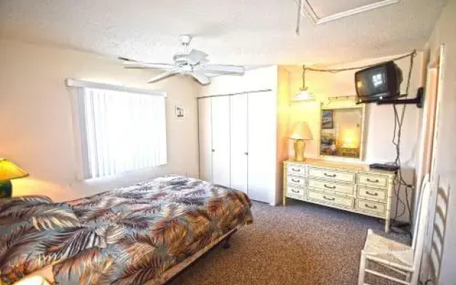 Fantasea 3W 3 Br condo by RedAwning