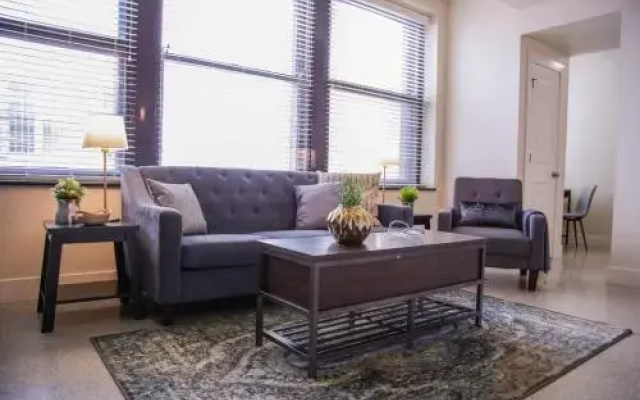 Bold Downtown 1BR Near Memorial Park