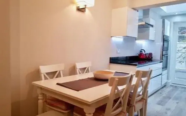 Stunning 2 Bed Ensuites Flat in Victoria - Zone 1