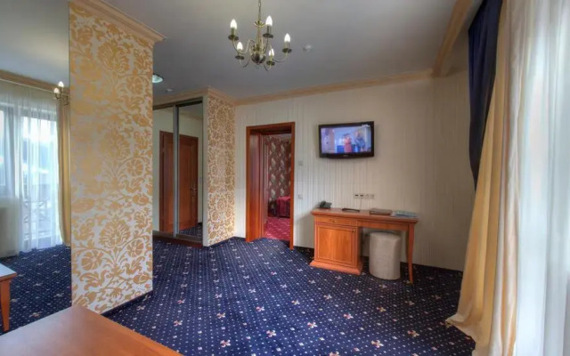 Tavel Hotel & SPA