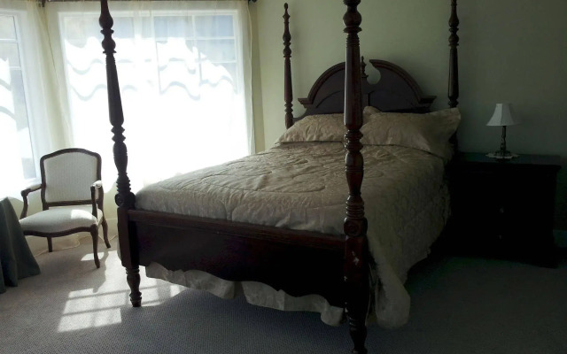 Harvelle House Bed & Breakfast