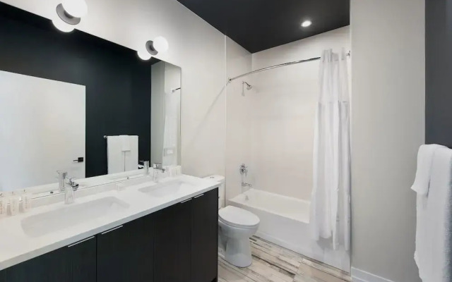 Sunny Lakeview Suites by Sonder