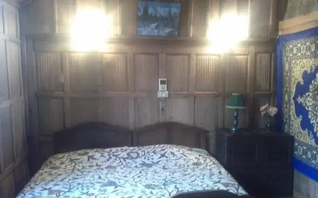 Humayun Palace Houseboat