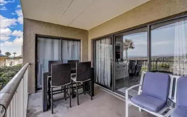 Spacious Oceanfront Condo, Easy Access to Private Fishing Pier by RedAwning