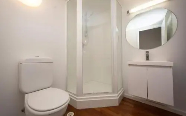 Urban Chic Loft Off Queen street