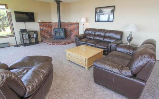 Hillside - 4 Br home by RedAwning