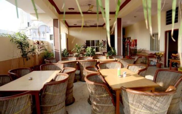 OYO 16129 Hotel Taj Palace