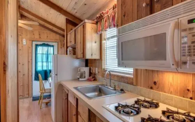 Lake Conroe One-Bedroom Cabin 4