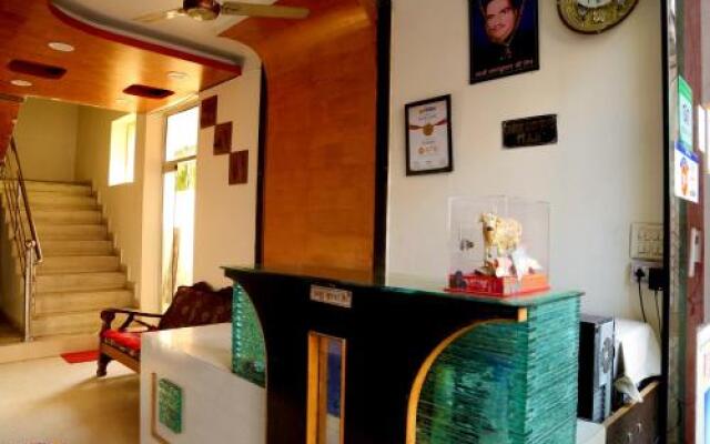 OYO 16129 Hotel Taj Palace