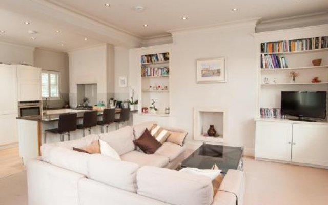 Two Bedroom House in Chelsea