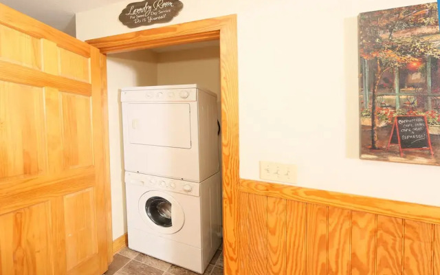 Wildwood Falls 4 3 Br cabin by RedAwning