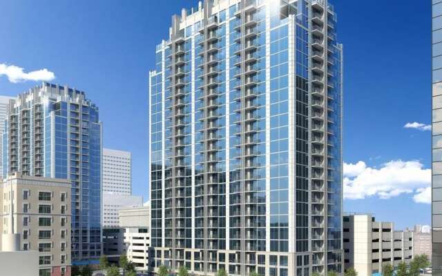 Luxurious 1BR Apt In Uptown High-Rise