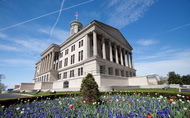 Walk-Friendly Germantown Guest House by RedAwning