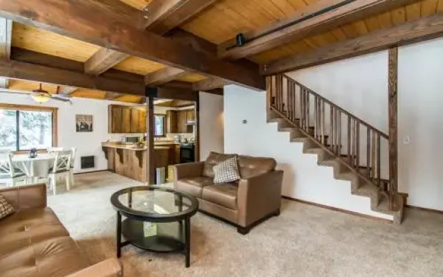 Spacious Truckee Cabin for 12 by RedAwning