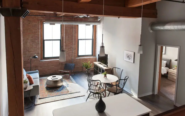 Bright South Loop Suites by Sonder