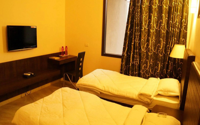 OYO Premium Golf Course Road