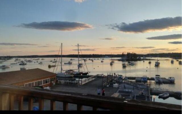 Cap N Fish'S Waterfront Inn