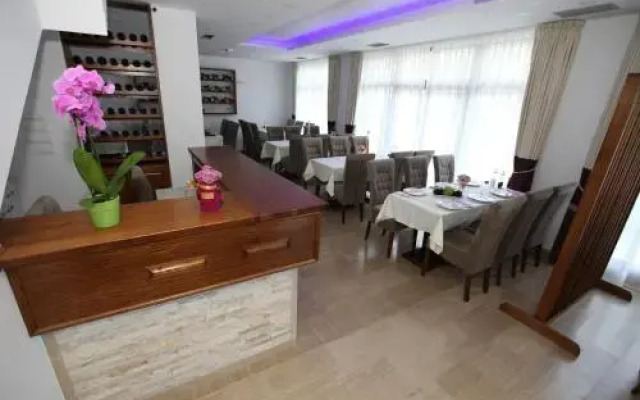 Apis Hotel
