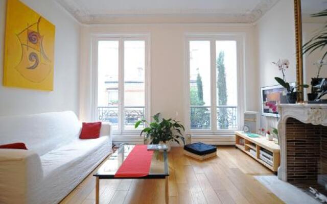 Champs Elysees Homestay