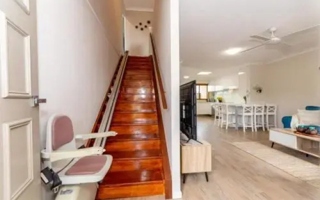 Elegant Waterfront Gem where the Ocean meets the Canal!