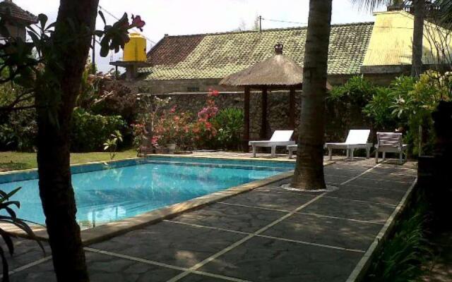 Padang Lovina Sea Side Cottage