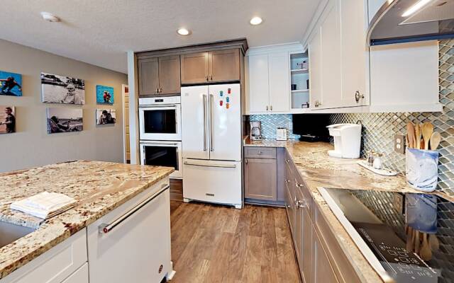 Selleck Condo by RedAwning