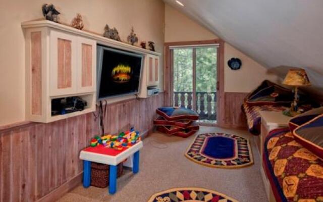 Weil Luxury Vacation Cabin by RedAwning