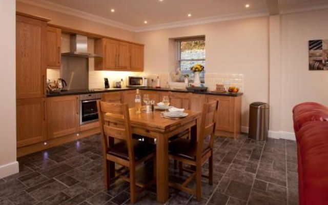 Maple Cottage with Hot Tub near Cupar, Fife