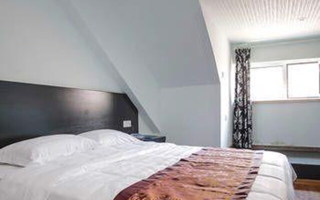 City 118 Qingdao Zhanqiao Railway Station