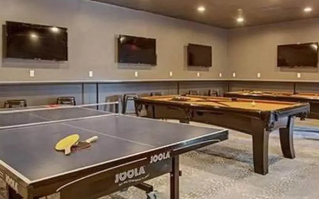 University District Flat + Pool + Gym