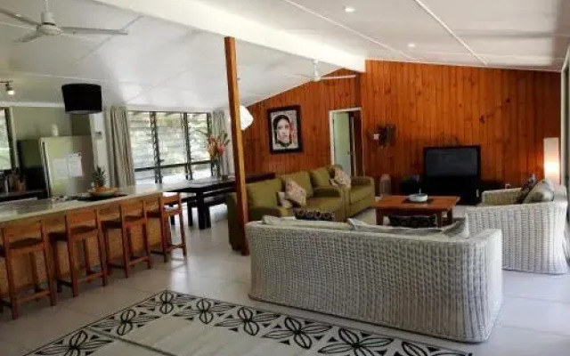 B's Beach House on Muri Lagoon