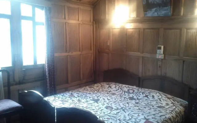 Humayun Palace Houseboat