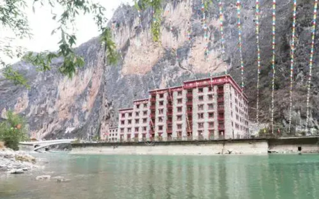 Shangri-La Balagezong Tibetan Ecological Hotel