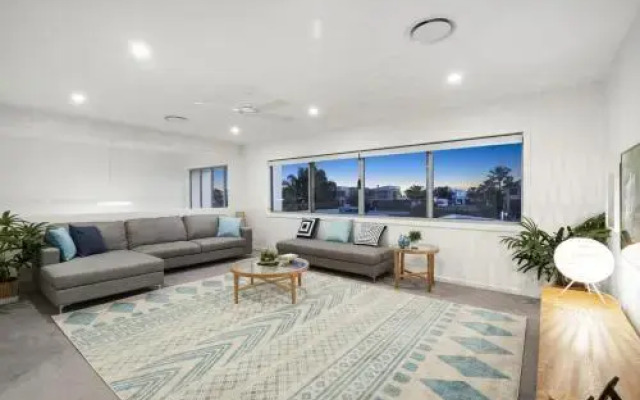 Luxury Canal Front Holiday House