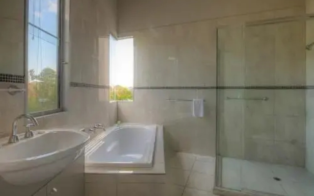Shemara - Idyllic East Beach property with multiple living areas
