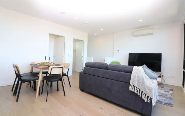 Queen of Northcote Views - Rejuvenate Stays