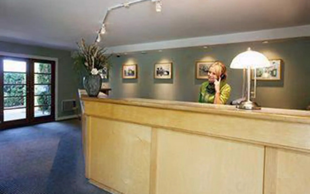 Lakeshore Inn