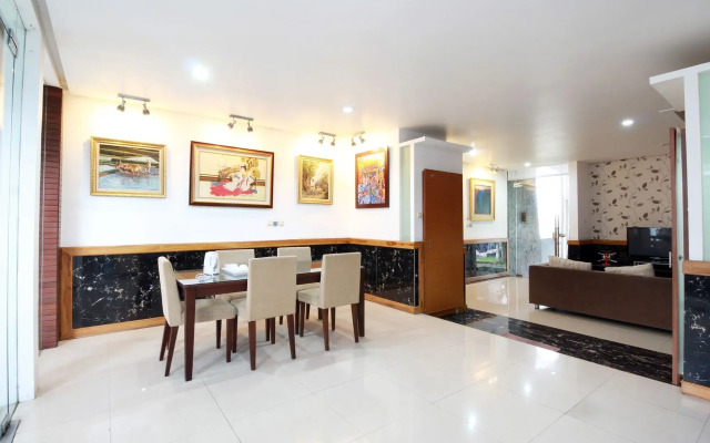 Beverly Dago Apartment