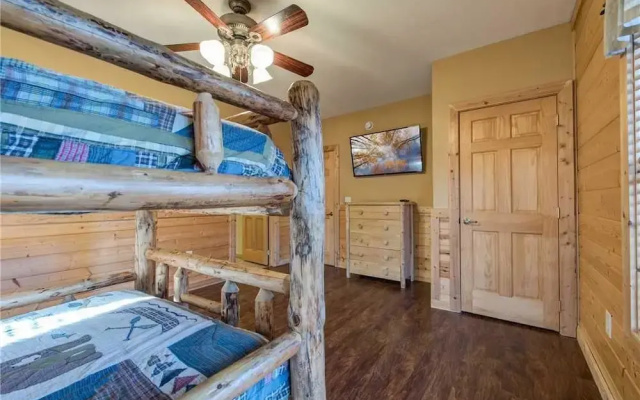 Hickory Hollow Lodge - Eight Bedroom Cabin