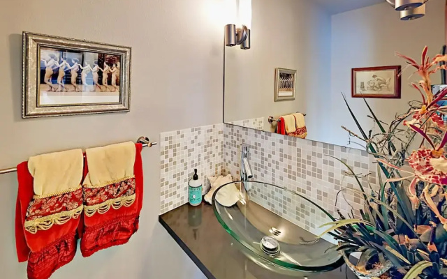 6004 SW Admiral Way Townhouse by RedAwning