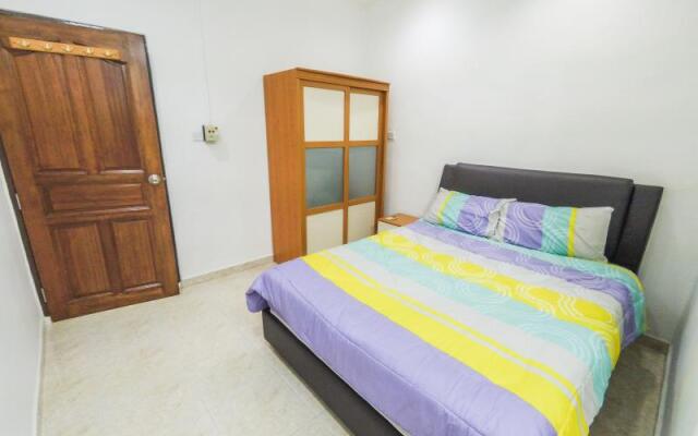 715 Kluang Holiday Home