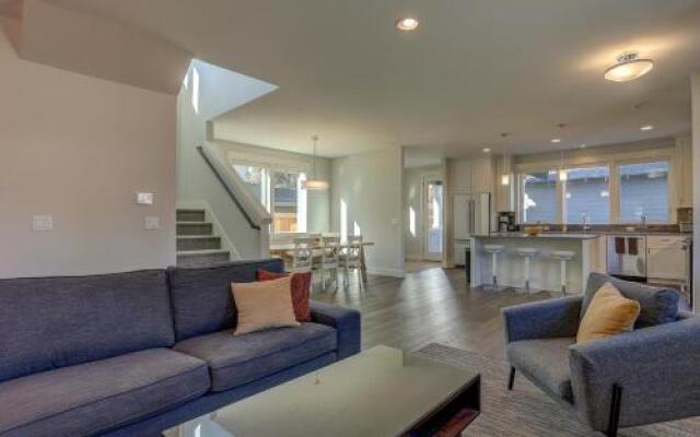 Hillside Haven 4 Bedroom Home by RedAwning