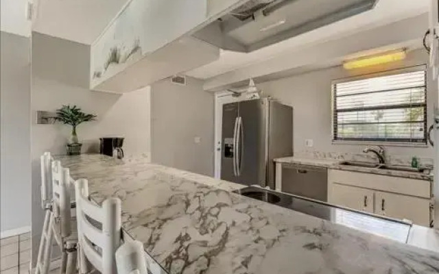 Spacious Oceanfront Condo, Easy Access to Private Fishing Pier by RedAwning