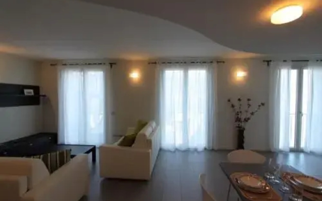 Luxury Apartment Front Lake View