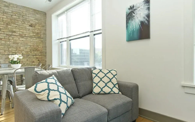 Vibrant 2BR in Wrigleyville by Sonder