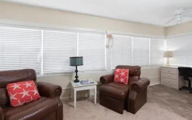 Sandy Shells Wkly Pets Welcome 100 Steps To Ocean! 2 Bedroom Home by RedAwning