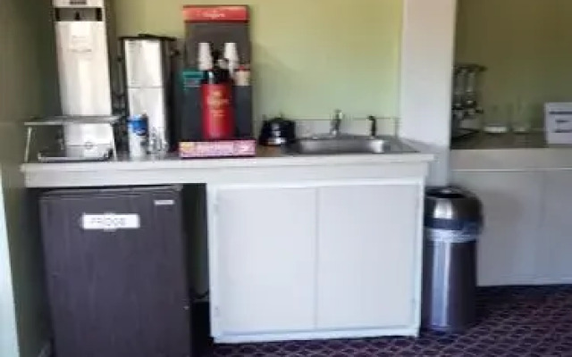 Regency Inn & Suites Bay City