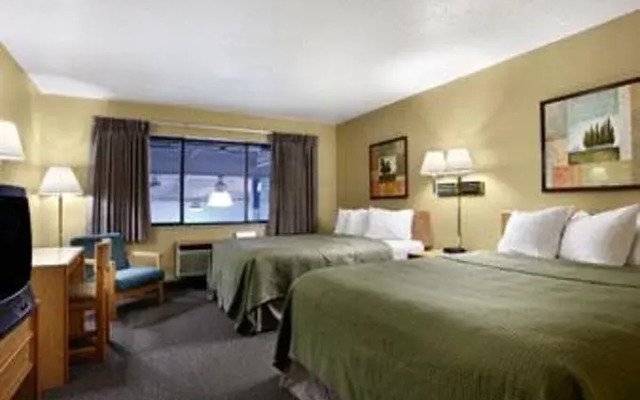 法戈豪生市中心酒店(Howard Johnson Inn Fargo Downtown)